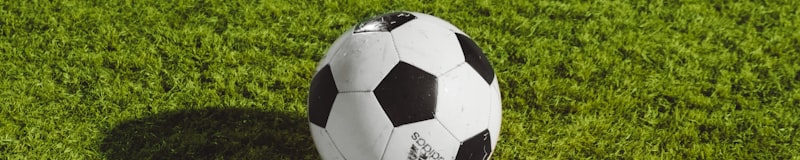 赛场窗口实时直播画面截图，显示足球比赛激烈对抗的瞬间